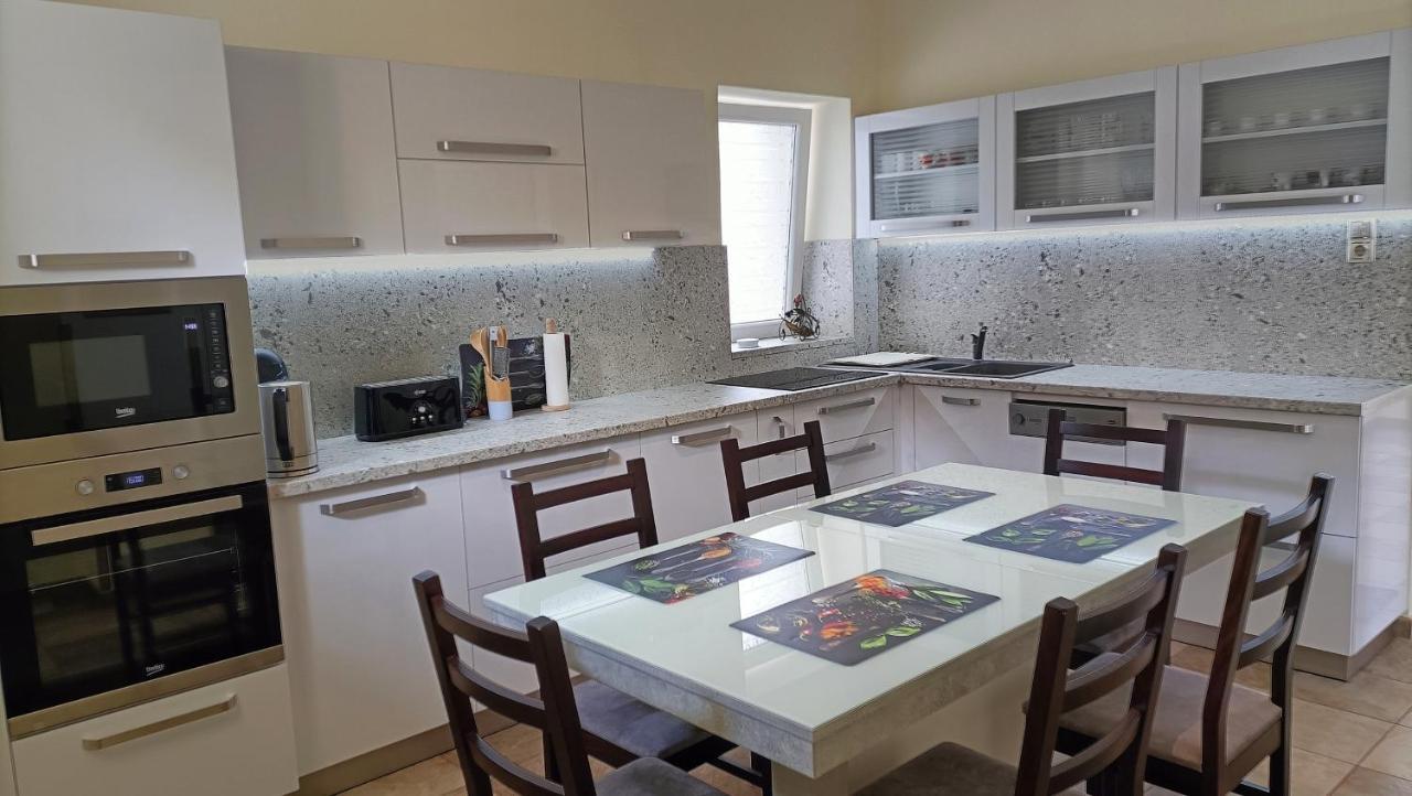 شقة Zimmerferi Apartman كيستاي المظهر الخارجي الصورة